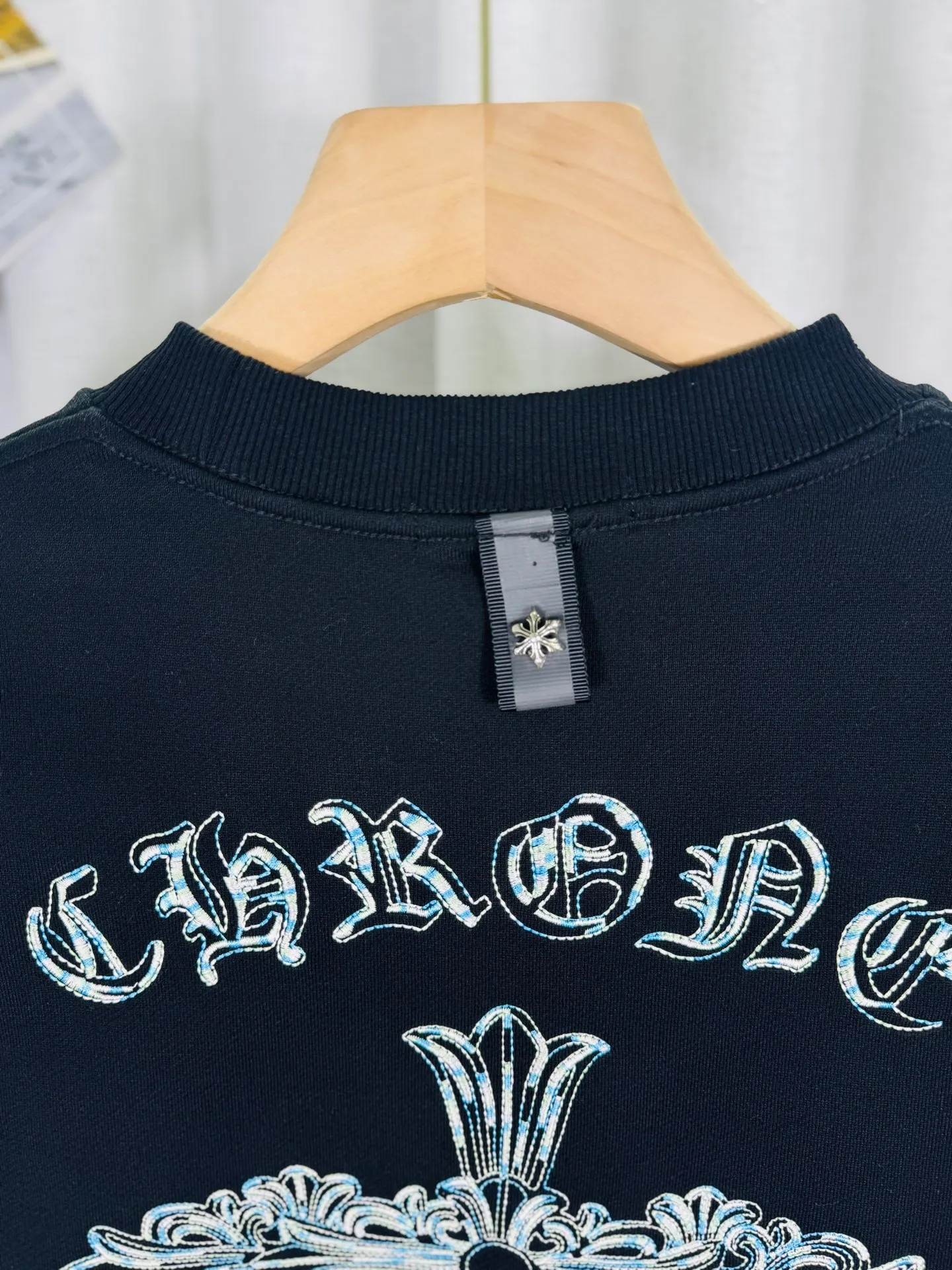 P240 top version, real shot without P, ​​different from market currency) 𝗖𝗵𝗿𝗼𝗺𝗲 𝗛𝗲𝗮𝗿𝘁𝘀/Cro Heart 2025 washed patch embroidery autumn and winter new original single counter American laser burnt 3D three-dimensional color embroidered couple casual sweatshirt 👑The highest version! Customized fabric 430g tripe terry fabric! American acid-washed and distressed original fabric laser burnt ✟appliqué embroidery and exquisite embroidery of letters! The best-selling model in the counter, very comfortable to wear. Accessories: original molded and authenticated collar label➕100% silk wash label. Genuine purchase-grade original hangtag➕matching hanging rope➕3D hanging beads➕original packaging bag. Craftsmanship: The original version has consistent wiring! The highest version of the armhole matching technique! Color: Gray Black Size: S M L XL Style No.: 9302